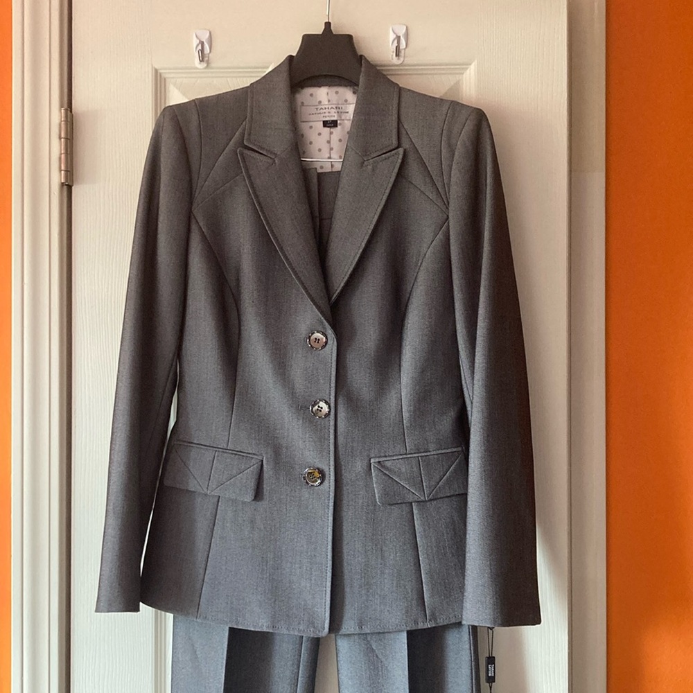 Tahari Arthur Levine Gray Pant Suit 2 Piece Size 2P MSRP $280 Career Wear NEW